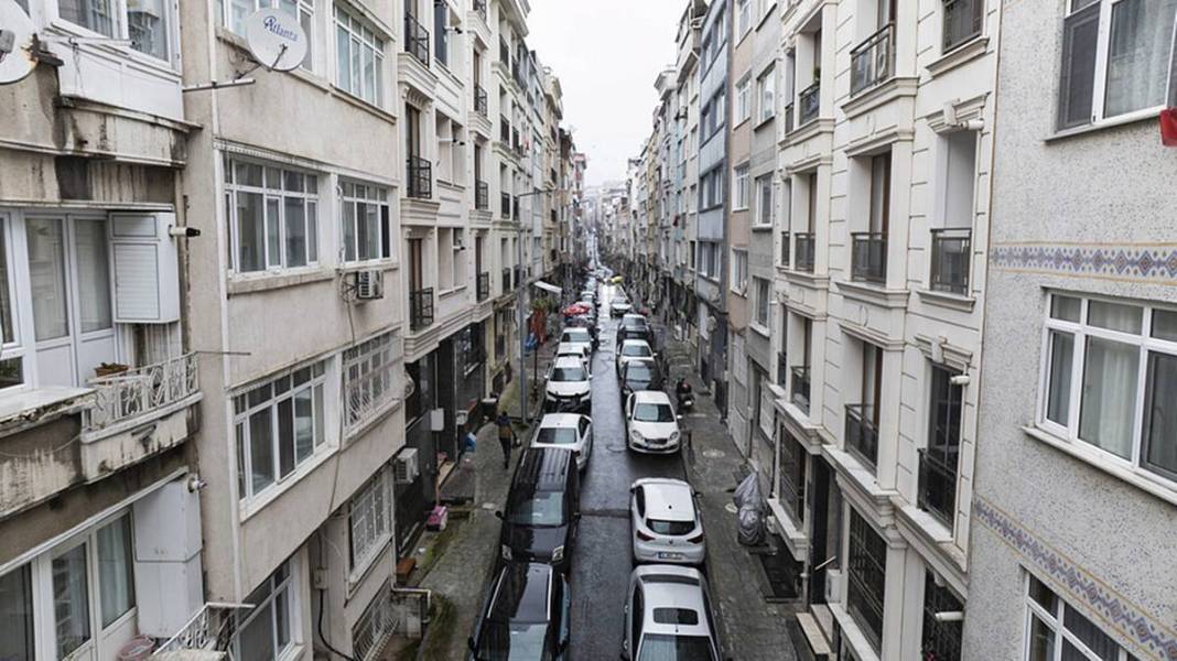 Kaldırımlar tamamen istila edildi: İstanbul'da her 6 araca 1 park yeri düşüyor 32